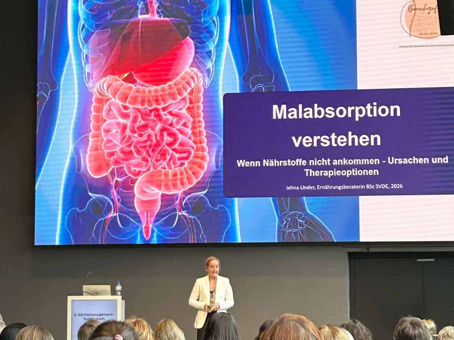 Jelina Linder vor der Titelfolie Malabsorption verstehen